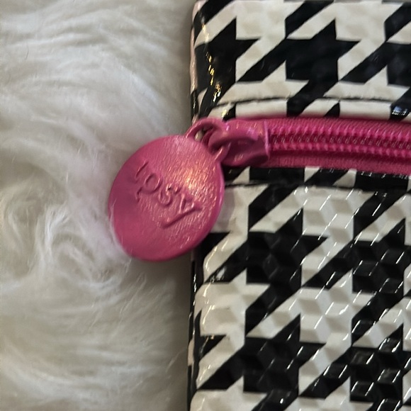 Houndstooth vinyl ipsy bag with pink zipper - Picture 3 of 3